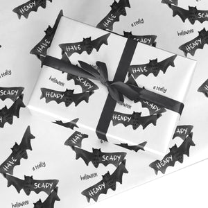 Halloween-Geschenkpapier mit schwarzen Fledermäusen