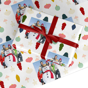 Personalisiertes Geschenkpapier mit Weihnachtskugeln
